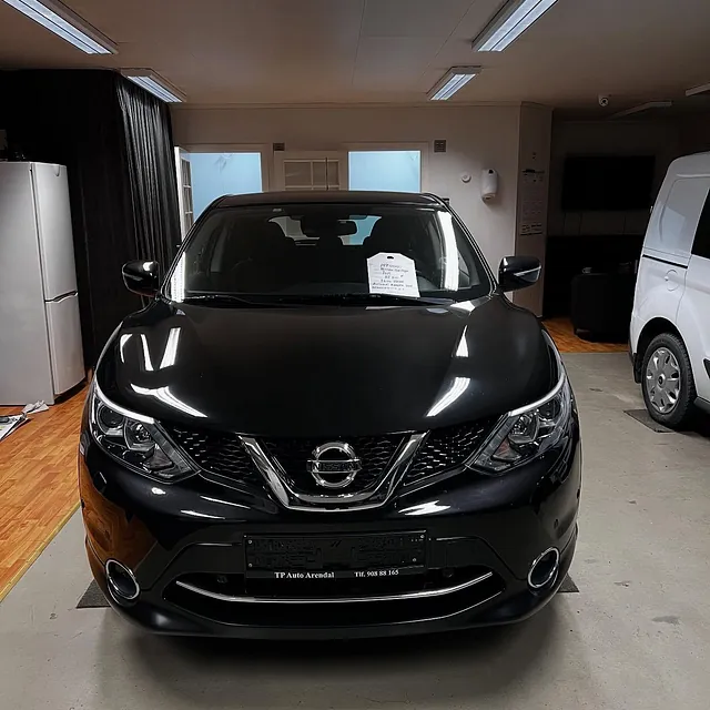 Nissan i sort lakk