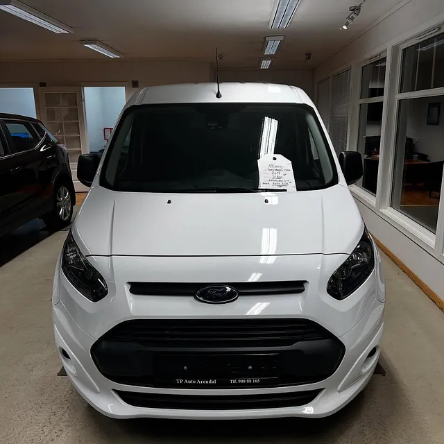 Ford varebil i hvit lakk