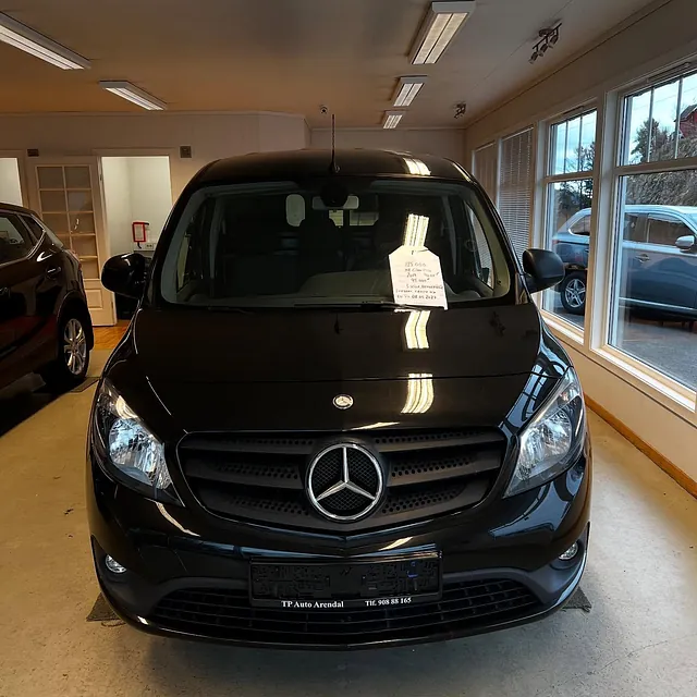 Mercedes varebil i sort lakk