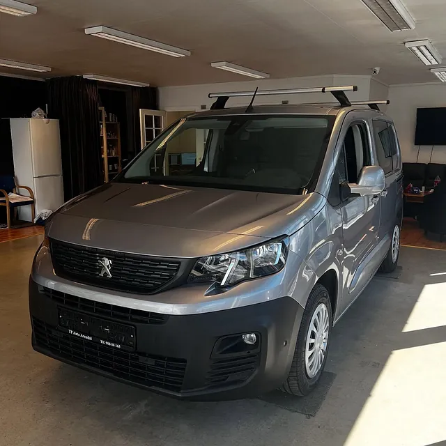 Peugeot i sølv lakk