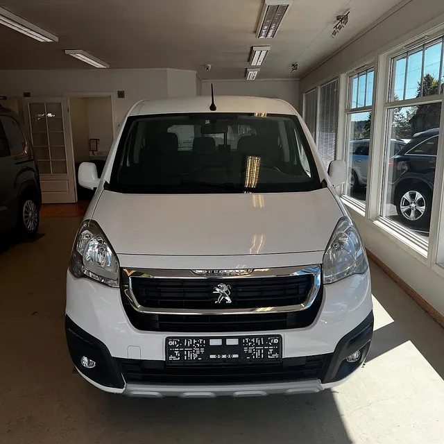 Peugeot varebil i hvit lakk
