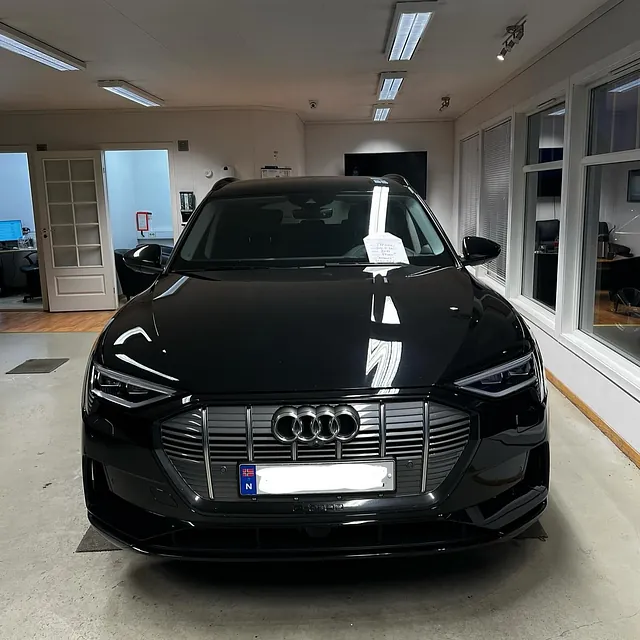 Audi i sort lakk